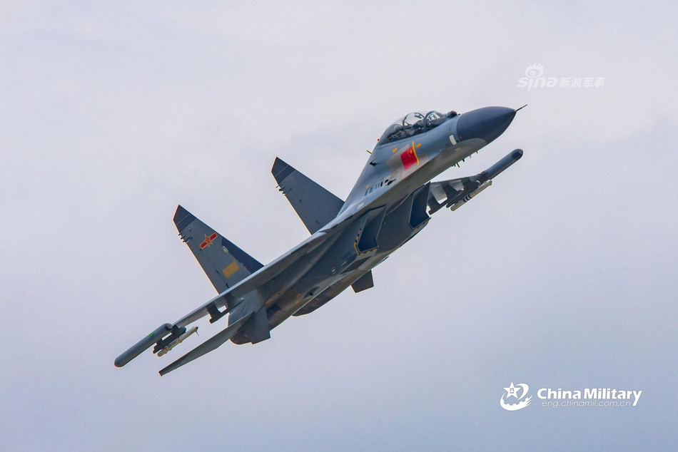 Việc trang bị một loạt chiến đấu cơ J-11BS phiên bản hai chỗ ngồi vào lực lượng không quân cho thấy ý đồ mở rộng lực lượng này trong tương lai nên số lượng lớn J-11BS được trang bị ở thời điểm hiện tại cần dùng để phục vụ huấn luyện. Nguồn ảnh: Sina.