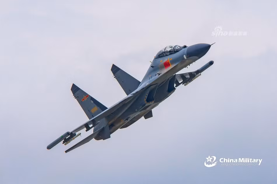 Việc trang bị một loạt chiến đấu cơ J-11BS phiên bản hai chỗ ngồi vào lực lượng không quân cho thấy ý đồ mở rộng lực lượng này trong tương lai nên số lượng lớn J-11BS được trang bị ở thời điểm hiện tại cần dùng để phục vụ huấn luyện. Nguồn ảnh: Sina.