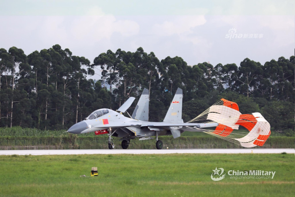 So với phiên bản gốc, J-11B có hệ thống khung máy bay được cho là cứng cáp hơn nhưng trọng lượng không thay đổi do cách tân trong việc sử dụng vật liệu chế tạo. Nguồn ảnh: Sina.