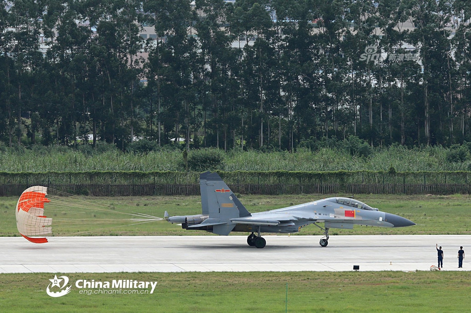 Trước đó, phiên bản J-11A với số lượng 104 chiếc được Trung Quốc lắp ráp từ linh kiện của những chiếc Su-27SK do nước này mua của Nga. Sau khi nhận thấy có dấu hiệu bị sao chép, Nga đã ngay lập tức chấm dứt hợp đồng với Bắc Kinh. Nguồn ảnh: Sina.