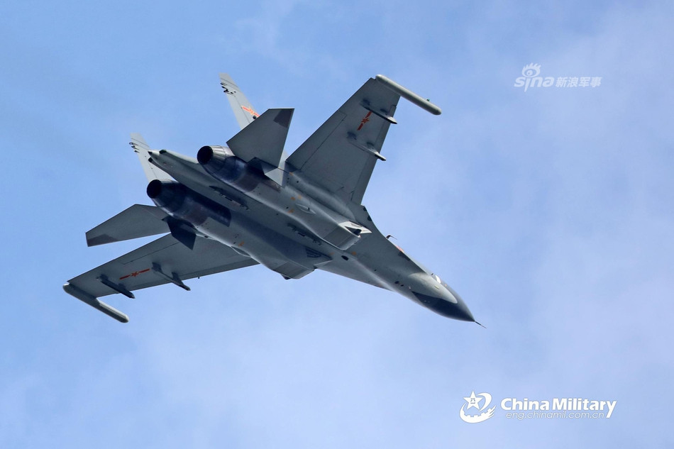 Ngoài ra, J-11B cũng có kiểu dáng khí động học mới, khoang lái kính giúp tăng cường tầm nhìn cho phi công và hệ thống điều khiển cung cấp oxy dự phòng. Nguồn ảnh: Sina.