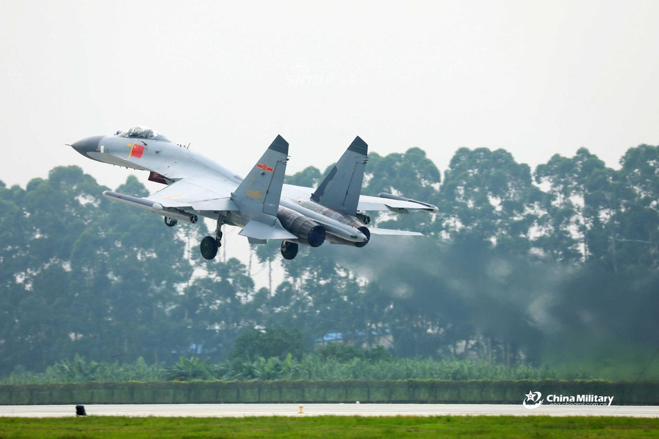 Tính tổng cộng mọi phiên bản, Trung Quốc hiện đang có khoảng 300 chiếc chiến đấu cơ J-11 trong biên chế của mình tính tới năm 2015. Mỗi chiếc được định giá vào khoảng 30 triệu USD nhưng Trung Quốc hiện không xuất khẩu loại vũ khí này. Nguồn ảnh: Sina.