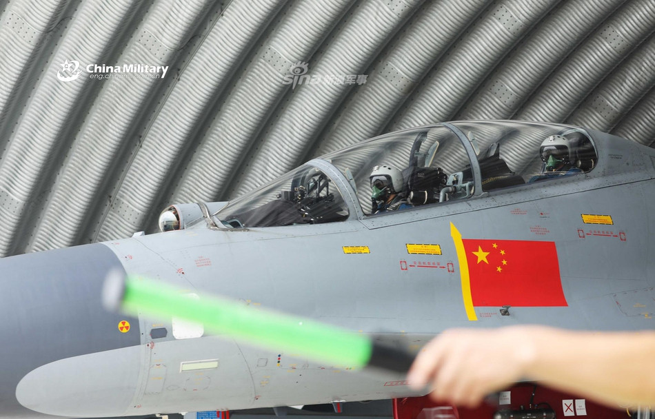 Các phiên bản còn lại bao gồm J-16 được phát triển từ chiến đấu cơ Su-30MKK do Nga bán cho Trung Quốc hồi năm 2000 nhưng Bắc Kinh khẳng định J-16 được phát triển từ J-11BS và J-11D, một phiên bản cải tiến sâu của dòng J-11. Nguồn ảnh: Sina.