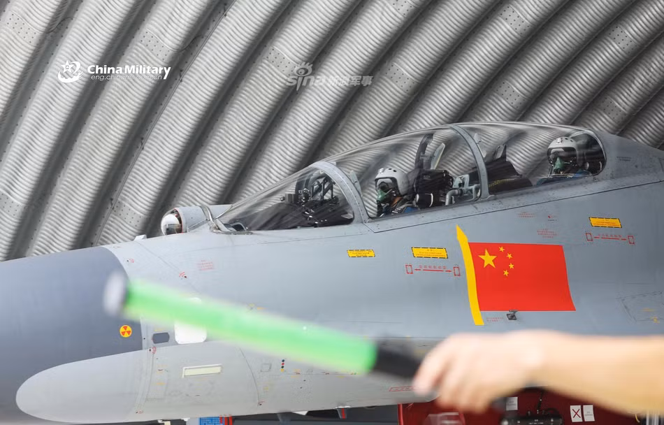 Các phiên bản còn lại bao gồm J-16 được phát triển từ chiến đấu cơ Su-30MKK do Nga bán cho Trung Quốc hồi năm 2000 nhưng Bắc Kinh khẳng định J-16 được phát triển từ J-11BS và J-11D, một phiên bản cải tiến sâu của dòng J-11. Nguồn ảnh: Sina.