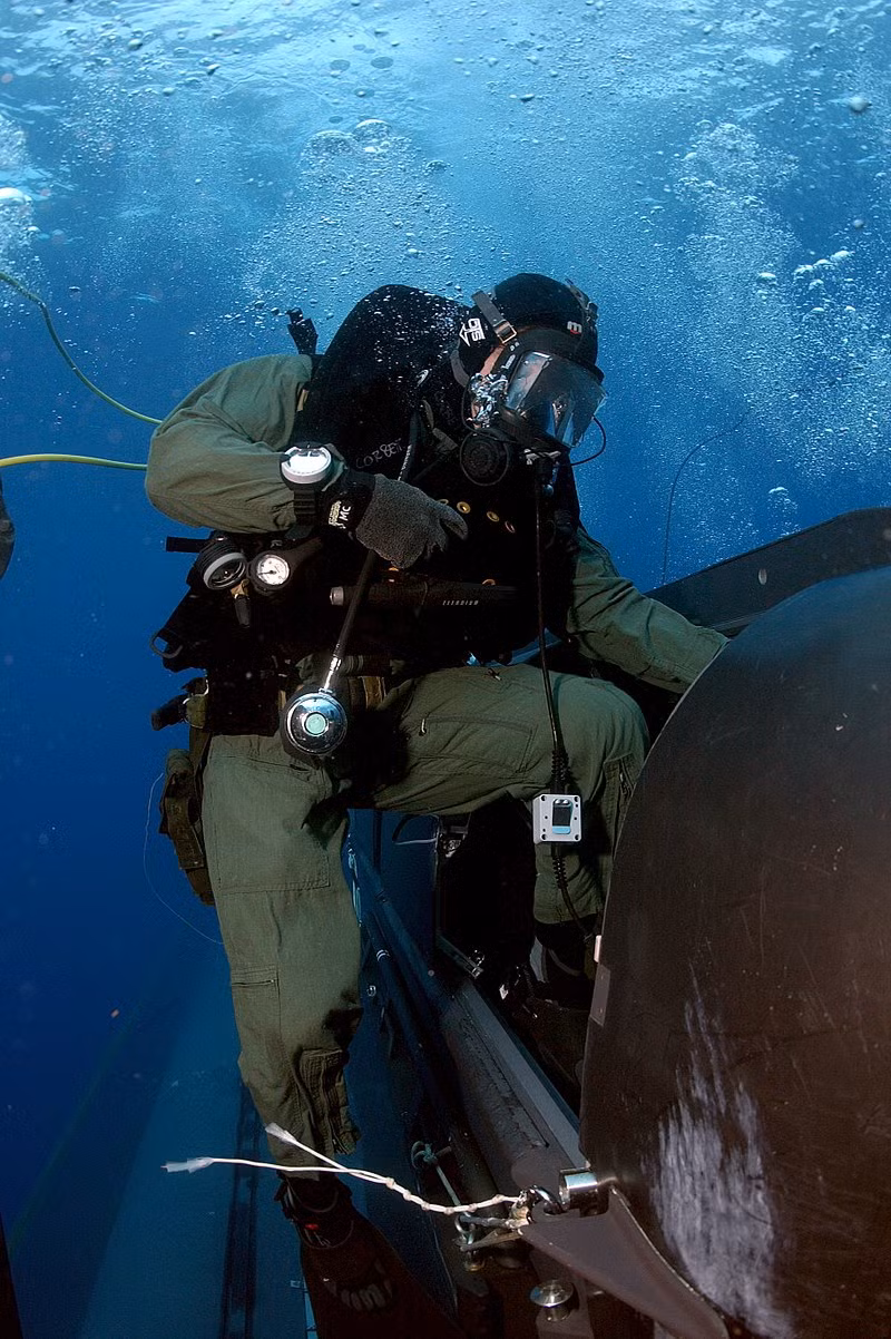 Để tăng khả năng hoạt động dưới nước, những người nhái của Hải quân hoặc Thuỷ quân Lục chiến Mỹ còn được trang bị cả những tàu ngầm mini "mui trần" cho phép họ di chuyển dưới nước với tốc độ nhanh hơn thông thường. Nguồn ảnh: Sina.