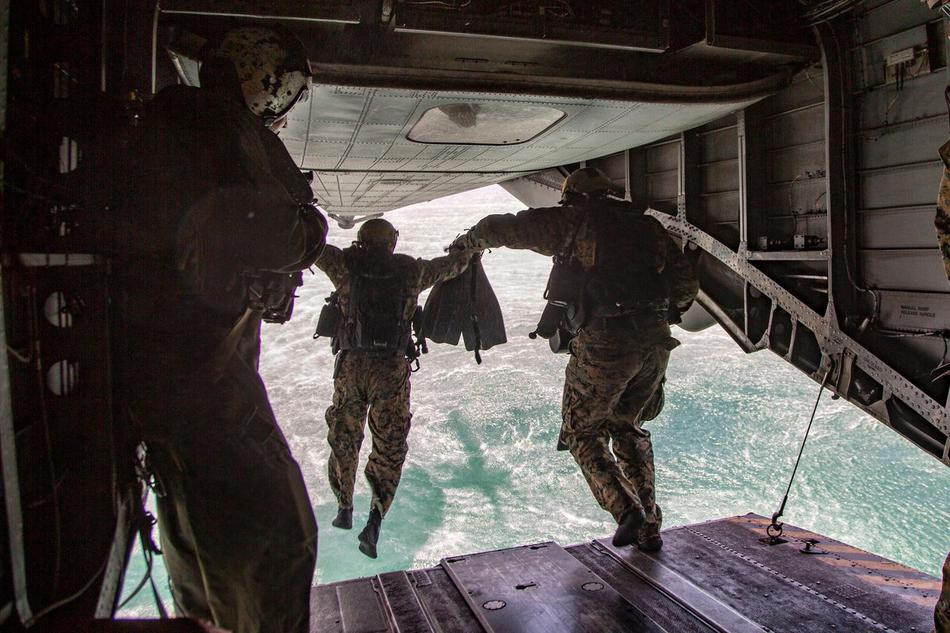 Kiểu bình khí nén này cũng được thiết kế để treo ở trước ngực người lính thay vì đeo phía sau lưng. Kiểu thiết kế này cho phép người lính không bị lộ bình khí lên trên mặt nước khi bơi là là mặt nước để thăm dò tình hình bên trên. Nguồn ảnh: Sina.