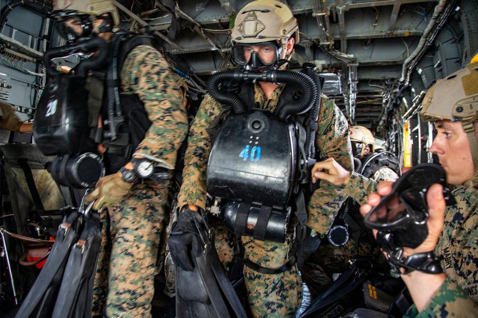 Hệ thống bình dưỡng khí của lực lượng đặc nhiệm người nhái Thuỷ quân Lục chiến Mỹ được thiết kế đặc biệt, không chỉ bao gồm khả năng cung cấp dưỡng khí cho người sử dụng, nó còn có khả năng thu hồi và lọc lại khí CO2 mà người lính thải ra. Nguồn ảnh: Sina.
