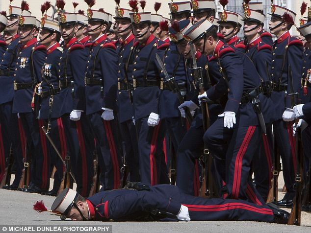 Mặc dù được huấn luyện để có thể đứng nghiêm được nhiều giờ đồng hồ dưới thời tiết khắc nghiệt nhưng các thành viên của đội danh dự cũng không thể tránh khỏi những tình huống bị ngã hoặc ngất xỉu khi làm việc. Nguồn ảnh: Pinterest.