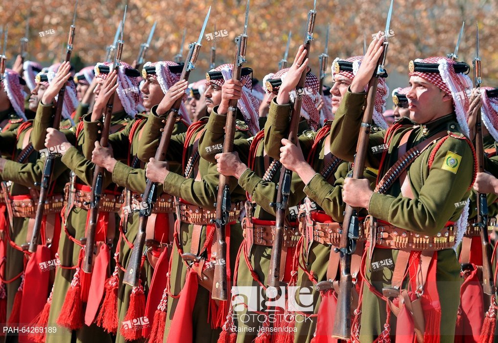 Không chỉ sử dụng súng trường làm vũ khí chính, khẩu súng của nhiều đội danh dự trên thế giới cũng có điểm chung đó là luôn lắp được lưỡi lê khi cần. Nguồn ảnh: Pinterest.