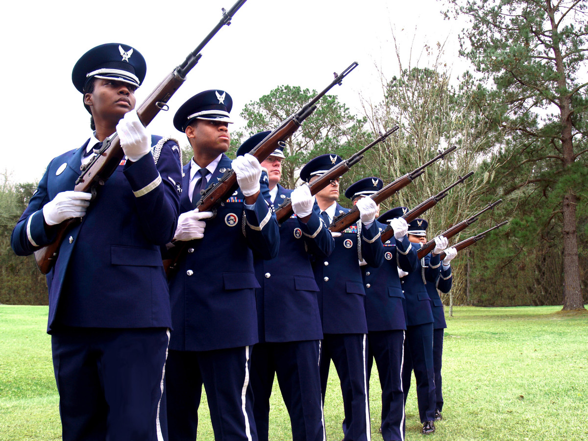 Nguyên tắc bất thành văn thứ hai đó là đội danh dự luôn sử dụng... súng trường đời cũ chứ không phải là những khẩu súng trường tấn công tự động hiện đại ra đời sau này. Nguồn ảnh: Pinterest.