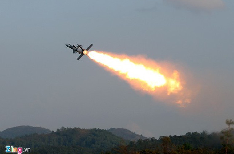 Với Pechora-2TM, loại đạn được sử dụng là 5V27 cũng cho phép nâng tầm diệt mục tiêu lên khoảng cách tối đa 35 km và cao độ tối đa lên tới 25 km. Theo nhà sản xuất, xác suất tiêu diệt mục tiêu của loại đạn này với máy bay chiến thuật là tối đa 96%, tên lửa hành trình tối đa 80% và trực thăng tối đa 85%. Nguồn ảnh: Zingnews.