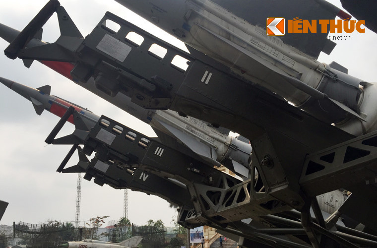 Về cơ bản, S-125 là một tổ hợp tên lửa phòng không nhỏ gọn nhưng "có võ", mỗi dàn phóng có thể gắn tối đa tới 4 quả trong khi với S-75 chỉ là một quả một dàn. Qua đó, S-125 có thể khai hoả liên tiếp nhiều phát nhắm cùng vào một mục tiêu, tăng hiệu quả đánh trúng mục tiêu lên tối đa.