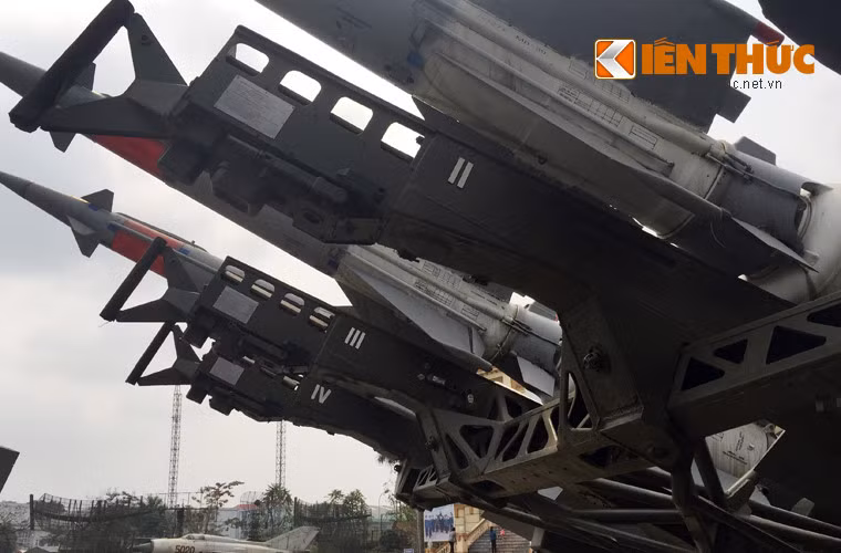 Về cơ bản, S-125 là một tổ hợp tên lửa phòng không nhỏ gọn nhưng "có võ", mỗi dàn phóng có thể gắn tối đa tới 4 quả trong khi với S-75 chỉ là một quả một dàn. Qua đó, S-125 có thể khai hoả liên tiếp nhiều phát nhắm cùng vào một mục tiêu, tăng hiệu quả đánh trúng mục tiêu lên tối đa.