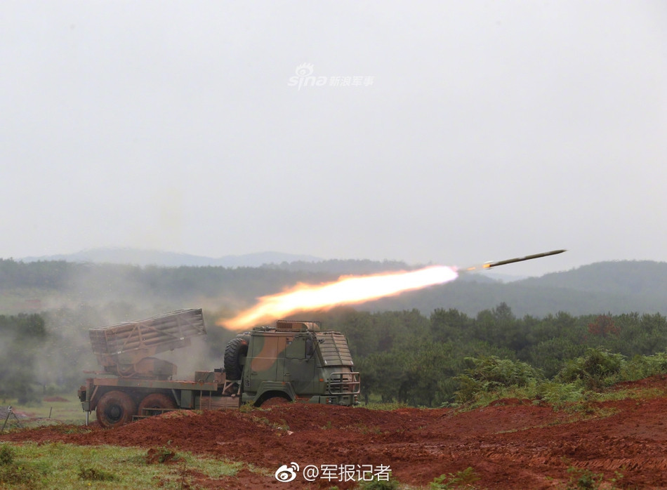 Từ Type 81, Trung Quốc đã phát triển ra tổng cộng 8 phiên bản pháo tự hành phóng loạt cỡ 122mm khác nhau. Chủ yếu các phiên bản này chỉ có thay đổi trong hệ thống dẫn bắn cũng như cơ cấu chuyển động