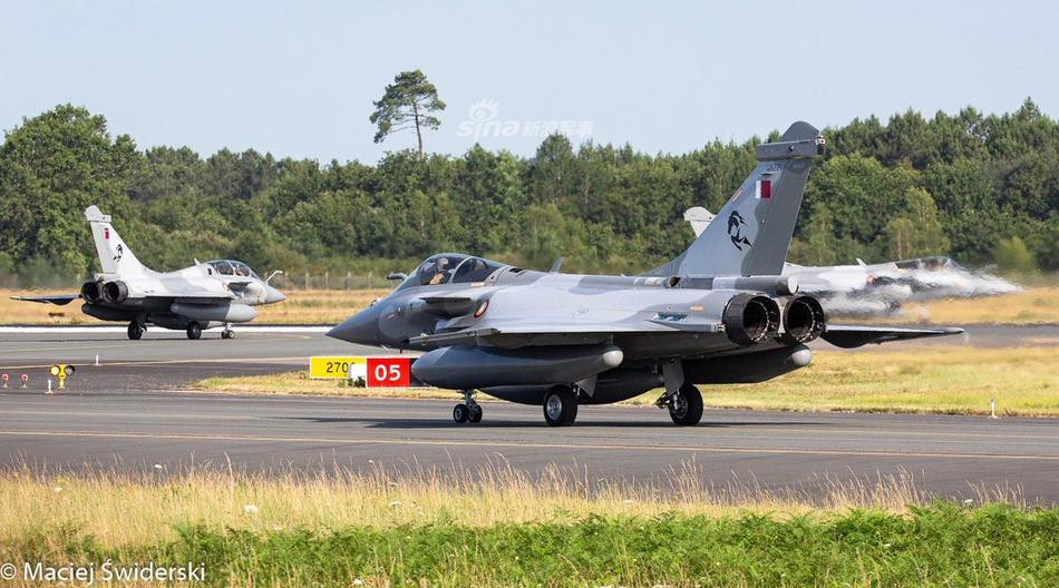 Đây không phải là hợp đồng mua bán Rafale đầu tiên được Pháp ký kết với Qatar. Từ năm 2015, Pháp đã nhận được hợp đòng vũ khí trị giá tới 6,3 tỷ USD để cung cấp 24 chiến đấu cơ Rafale cùng đào tạo nhân lực cho phía Qatar. Nguồn ảnh: Sina.