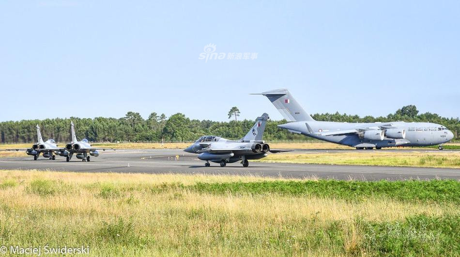 Về cơ bản, các thông số kỹ thuật của Rafale cũng không có gì quá đặc biệt, loại chiến đấu cơ này mang theo được tối đa 9 tấn vũ khí dưới 14 giá treo, bay được với tốc độ cao nhất Mach 1.8 và được trang bị hai động cơ phản lực do Pháp sản xuất. Nguồn ảnh: Sina.
