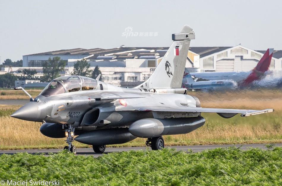 Cụ thể, theo hợp đồng mua bán được Qatar ký kết với Pháp hồi năm 2017, mỗi chiếc chiến đấu cơ Rafale mà nước này đặt mua sẽ có giá lên tới 92 triệu Euro - tương đương với gần 100 triệu USD - cao hơn cả giá của phiên bản F-35A hiện nay. Nguồn ảnh: Sina.