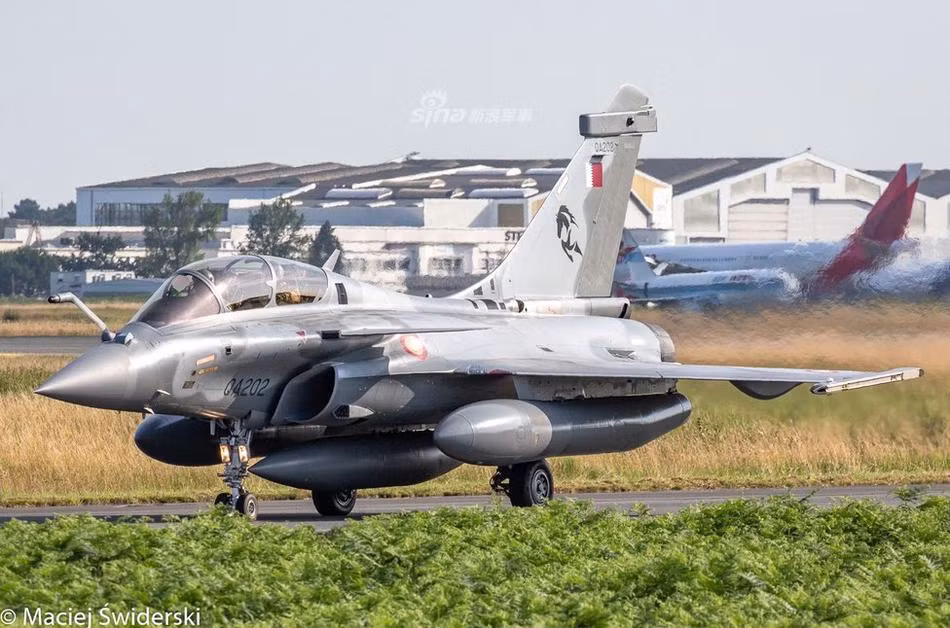 Cụ thể, theo hợp đồng mua bán được Qatar ký kết với Pháp hồi năm 2017, mỗi chiếc chiến đấu cơ Rafale mà nước này đặt mua sẽ có giá lên tới 92 triệu Euro - tương đương với gần 100 triệu USD - cao hơn cả giá của phiên bản F-35A hiện nay. Nguồn ảnh: Sina.