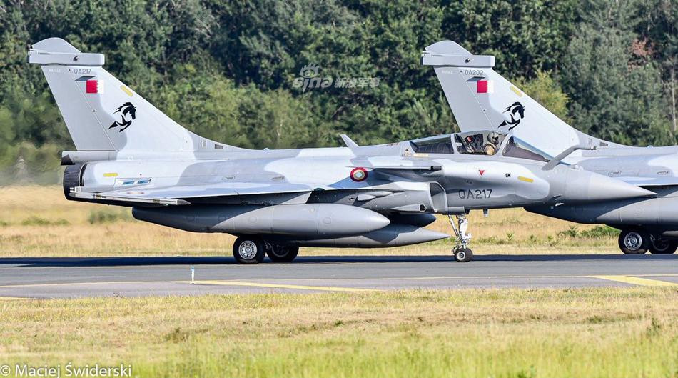 Cũng theo hợp đồng này, Qatar đã đặt mua tổng cộng 12 chiến đấu cơ Rafale cho không quân nước này với giá tổng cộng 1,3 tỷ USD. Trong đó có bao gồm chi phí đào tạo phi công, chi phí cho vật tư thay thế và bảo dưỡng. Nguồn ảnh: Sina.