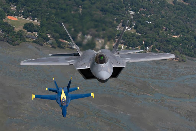 Đó là chưa kể tới việc trang bị các máy bay không đồng bộ trong đội bay sẽ khiến các phi công khó hiệp đồng, dẫn đến việc không dám thực hiện các bài nhào lộn nguy hiểm trên không - vốn được thiết kế dành riêng cho các chiến đấu cơ F/A-18 trong quá khứ. Nguồn ảnh: BI.