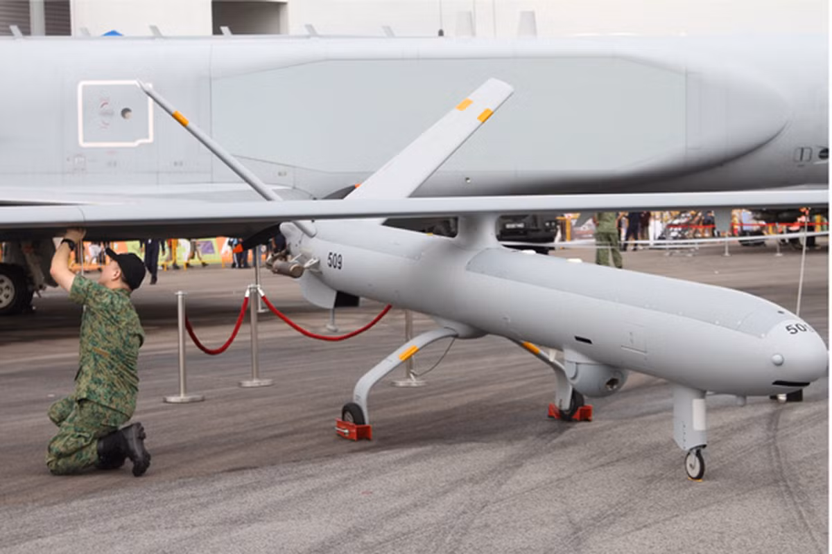 So với phiên bản Hermes 450, phiên bản 900 có tốc độ tối đa cao hơn, lên tới 220 km/h nhưng tốc độ hành trình lại chỉ là 112 km/h. Thời gian hoạt động liên tục của phiên bản 900 cũng được cải thiện lên tới 36 tiếng và trần bay lên tới 9000 mét so với chỉ hơn 5000 mét ở phiên bản Hermes 450. Nguồn ảnh: Israeldefense.