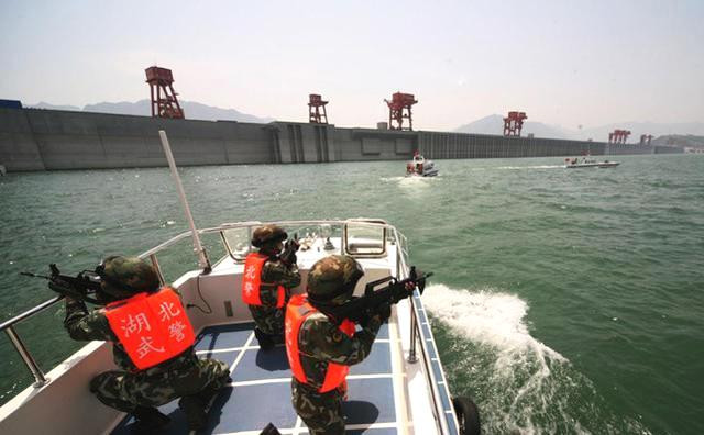 Chưa kể đến việc, đập nước là một trong những công trình cực kỳ nguy hiểm, có thể tước đi sinh mạng của hàng triệu người dân thường chỉ trong nháy mắt nên nhiều công ước về chiến tranh trên thế giới đều tuyên bố không được tấn công vào các đập nước. Bất cứ quốc gia nào cố tình làm trái nguyên tắc này đều có thể bị xếp vào "tội phạm chiến tranh" vi phạm tội ác chống lại loài người. Nguồn ảnh: QQ.