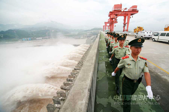 Đến ngay cả các loại bom xuyên phá bê tông được thiết kế để tấn công boong-ke, hầm ngầm dưới lòng đất cũng được cho là bất lực trước đập Tam Hiệp do thiết kế của con đập này là quá dày. Nguồn ảnh: QQ.