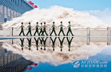 Điểm yếu lớn nhất của đập trọng lực đó là nó chỉ cần một lỗ hoặc một khe hở nhỏ cũng có thể dẫn tới thảm hoạ do áp lực nước là quá lớn, đủ sức bẻ gẫy kết cấu của công trình gây ra hiệu ứng domino làm hàng trăm tấn nước xô đổ đập. Nguồn ảnh: QQ.