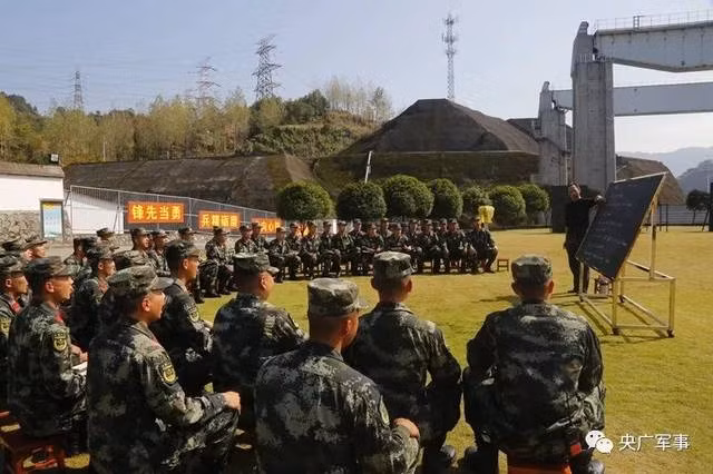 Không rõ số lượng quân nhân Trung Quốc và các lực lượng phòng thủ ở khu vực này có quân số bao nhiêu người nhưng truyền thông Trung Quốc khẳng định, các đơn vị tên lửa và phòng không trong khu vực này đều là các đơn vị tinh nhuệ nhất của Trung Quốc, ngang ngựa hoặc thậm chí hơn cả các đơn vị phòng thủ ở Thượng Hải và Bắc Kinh. Nguồn ảnh: QQ.