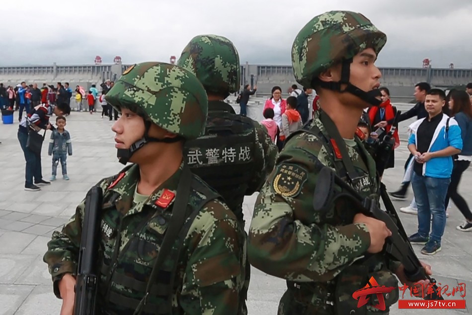 Mặc dù vậy, cũng phải nhấn mạnh đập Tam Hiệp là đập trọng lực (gravity dam). Loại đập này sử dụng trọng lượng của nước để tạo ra áp suất làm quay tua-bin phát điện nên nó cũng có rất nhiều điểm yếu. Nguồn ảnh: QQ.