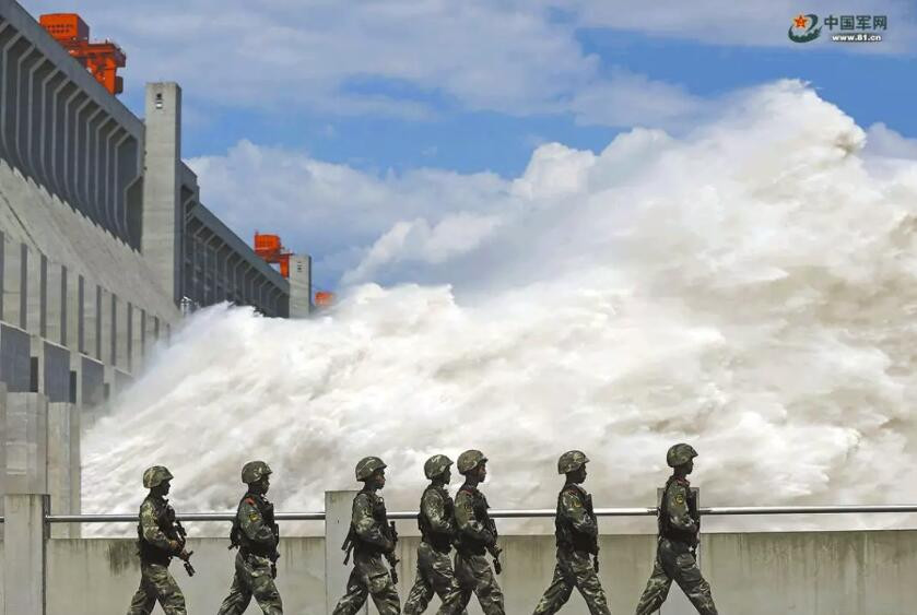 Tuy nhiên, việc một vết nứt hoặc khoan xuyên một lỗ qua 40 mét độ dày xi băng cốt thép ở đập Tam Hiệp bằng các loại vũ khí tấn công thông thường gần như là điều bất khả thi. Thứ duy nhất có thể ảnh hưởng tới độ bền của công trình này đó là thiên tai, động đất. Nguồn ảnh: QQ.