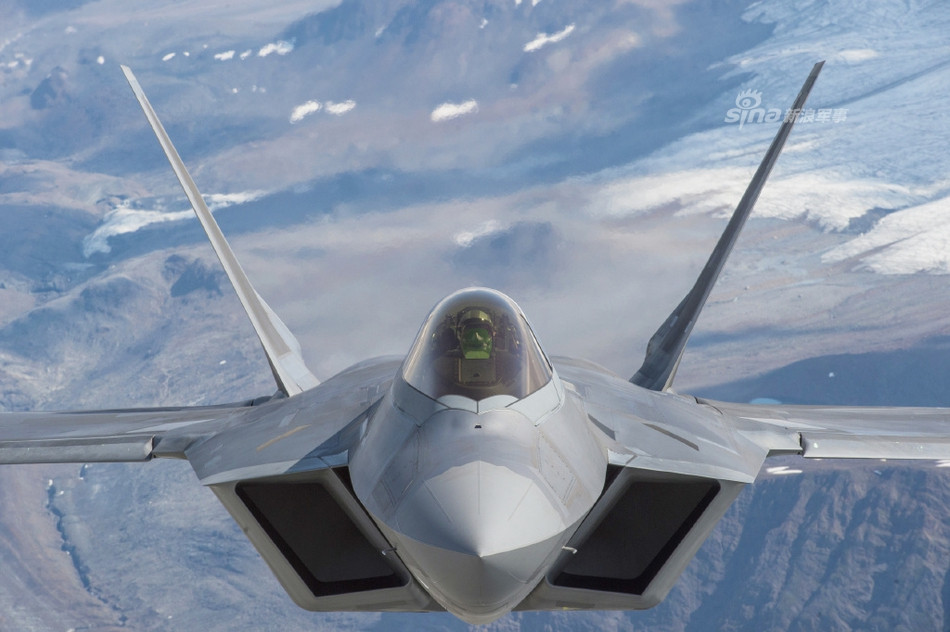 Lương của phi công Mỹ điều khiển chiến đấu cơ F-22 Raptor được coi là cao bậc nhất so với lương của các phi công tiêm kích khác. Theo đó, từ năm 2015 lương của phi công F-22 Raptor đã vào khoảng 5.500 USD mỗi tháng, tương đương với khoảng 66.000 USD một năm kèm theo trợ cấp về nhà ở, y tế, giáo dục cho con cái,... Nguồn ảnh: Sina.