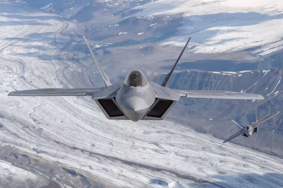 Dù cùng là tiêm kích thế hệ năm, tuy nhiên F-22 Raptor lại là chiến đấu cơ được tối ưu hoá cho nhiệm vụ chiếm ưu thế trên không trong khi đó F-35 lại là loại tiêm kích được tối ưu hoá cho nhiệm vụ yểm trợ mặt đất, vậy nên rất khó để có thể so sánh xem hai tiêm kích thế hệ năm này của Mỹ loại nào "ngon" hơn. Nguồn ảnh: Sina.