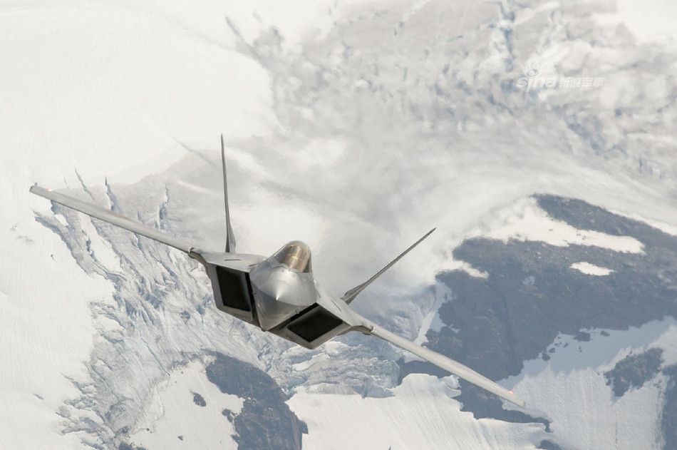 Nhật từng cố tiếp cận chiến đấu cơ F-22 Raptor của Mỹ nhưng ngay sau đó quốc hội nước này đã cấm xuất khẩu F-22 ra nước ngoài. Động thái trên được cho là lý do khiến Nhật tự phát triển một loại tiêm kích thế hệ năm nội địa của riêng mình. Nguồn ảnh: Sina.