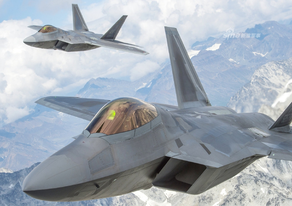 Mặc dù là chiến đấu cơ tàng hình thế hệ mới, F-22 Raptor vẫn được trang bị một khẩu pháo cỡ nòng 20mm nòng xoay để đề phòng trường hợp bị ép buộc phải không chiến trên không ở cự ly gần. Nguồn ảnh: Sina.
