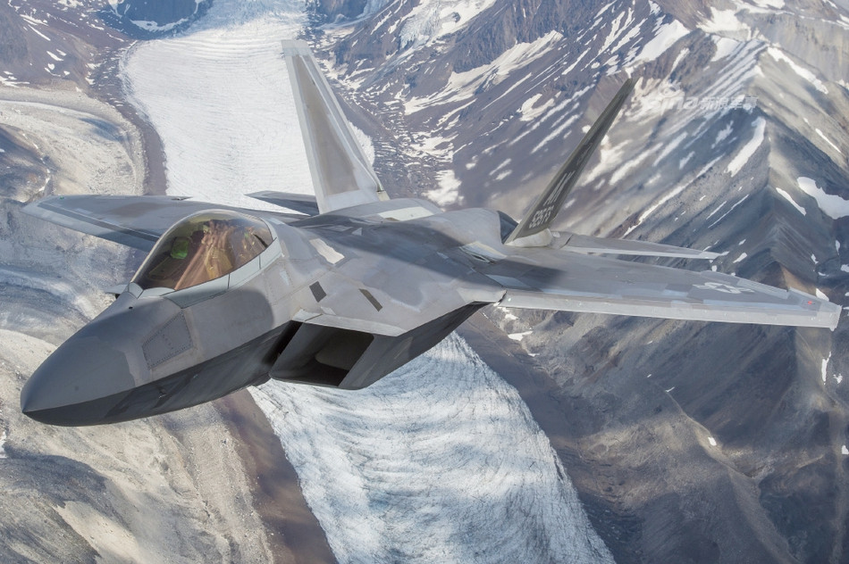 F-22 Raptor được trang bị động cơ Pratt &amp; Whitney F119 kèm theo khoang chứ vũ khí bên trong bụng cho phép nó mang theo tối đa sáu tên lửa không đối không tầm trung loại AIM-120C. Nguồn ảnh: Sina.