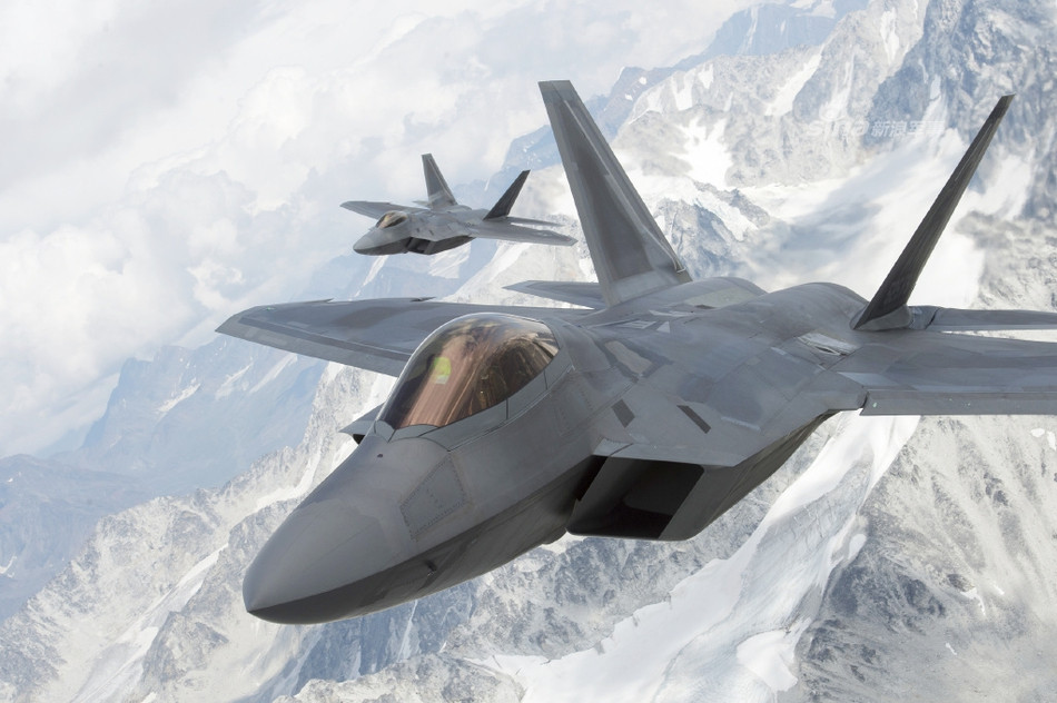 Lớp vỏ của F-22 Raptor có cấu tạo từ 39% vật liệu titanium, 24% từ nhựa, 16% từ nhôm và 1% từ nhựa nhiệt dẻo. Các hợp chất này kết hợp với nhau để tạo ra lớp vỏ F-22 Raptor độc nhất vô nhị, có khả năng ẩn nấp hoàn hảo và chống phản xạ sóng radar tuyệt vời. Nguồn ảnh: Sina.