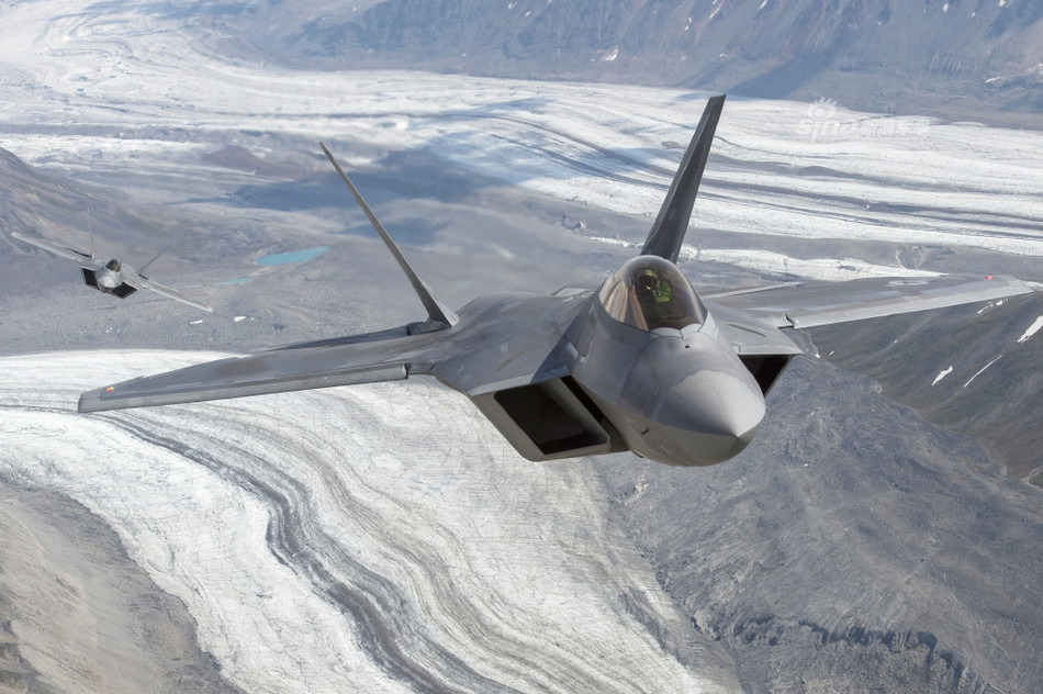 Toàn bộ chương trình nghiên cứu và chế tạo F-22 Raptor có giá 67,3 tỷ USD trong đó mỗi tiêm kích F-22 Raptor có giá xuất xưởng là 150 triệu USD chưa bao gồm chi phí bảo dưỡng, vận hành. Nguồn ảnh: Sina.