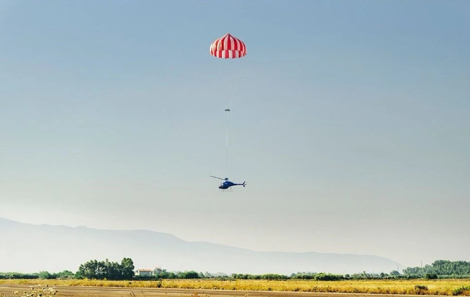Trong trường hợp xảy ra sự cố, phi công chỉ việc giật dù và chiếc dù này có thể đưa máy bay tiếp đất nhẹ nhàng thay vì để kíp lái phải hứng chịu một cú rơi mất kiểm soát như trong quá khứ. Nguồn ảnh: QQ.