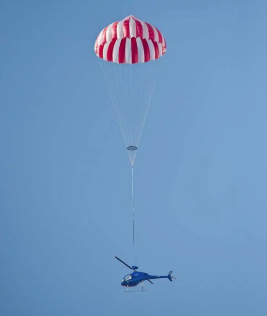 Điểm yếu lớn nhất và có thể coi là cố hữu của loại dù này đó là nó cần phải được gắn trên đỉnh trục cánh quạt - vị trí thường được sử dụng để gắn ăng-ten hoặc radar trên các loại trực thăng tấn công. Nguồn ảnh: QQ.