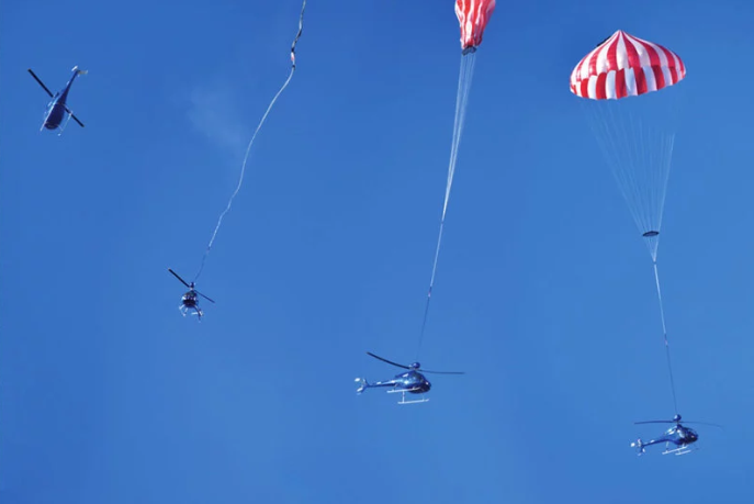 Ngoài ra, khi triển khai dù khẩn cấp này, phi công cũng cần đưa trực thăng về trạng thái thăng bằng trước khi có thể bung dù. Nguồn ảnh: QQ.