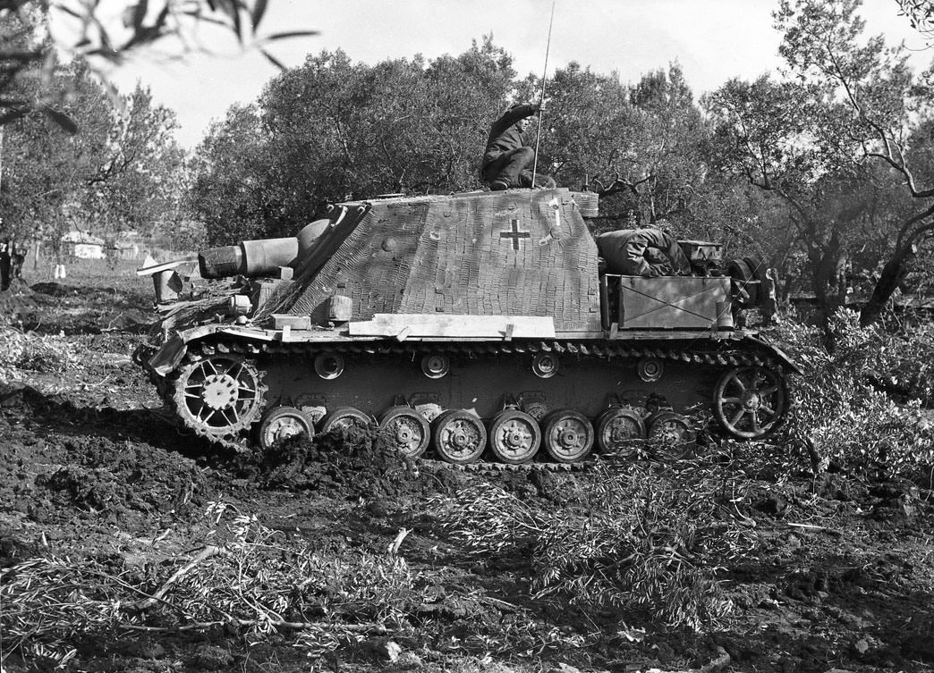 Hoả lực chính của Brummbar đó là khẩu pháo cỡ nòng... 15cm chiều dài nòng gấp 12 lần đường kính. Khẩu pháo này đủ khả năng thổi bay mọi loại boong-ke, lô cốt để dọn đường cho bộ binh xung phong. Nguồn ảnh: TheArchive.