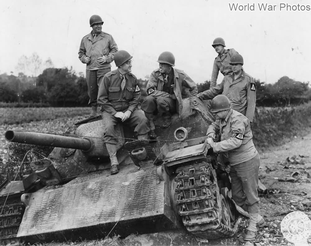 Tương tự với StuG IV, Jagdpaner IV cũng được trang bị vũ khí chính là một khẩu pháo cỡ nòng 7,5cm nhưng điểm đặc biệt là khẩu pháo này có chiều dài nòng lớn gấp 70 lần đường kính, cho phép nó khai hoả được với sơ tốc đầu nòng cực cao, xuyên phá được gần như mọi loại xe tăng hạng nặng thời kỳ này ở mặt giáp trước. Nguồn ảnh: TheArchive.