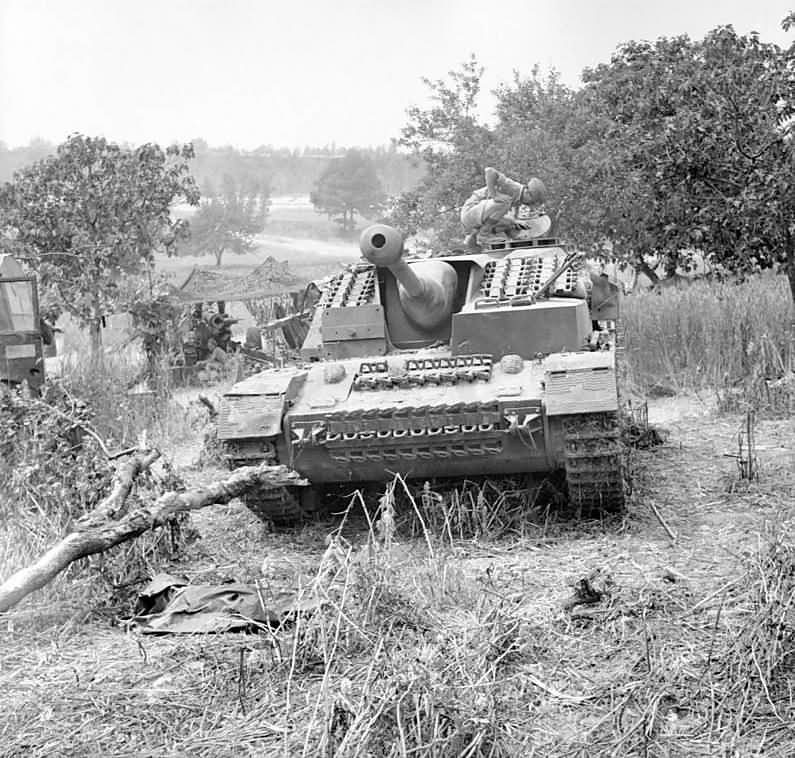Ngoài ra, do sử dụng khung gầm từ xe tăng Panzer IV, StuG IV cũng hoạt động cực kỳ ổn định, không "vất vả" khi di chuyển như các loại xe tăng hạng nặng của Đức ra đời cùng thời gian này. Nguồn ảnh: TheArchive.