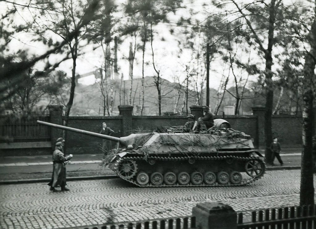 Jagdpanzer IV ra đời vào cuối năm 1943 và được sản xuất liên tục cho tới tận tháng 4/1945. Tổng cộng đã có khoảng 2000 pháo tự hành loại này đã được cho ra đời trong suốt thời gian kể trên. Nguồn ảnh: TheArchive.
