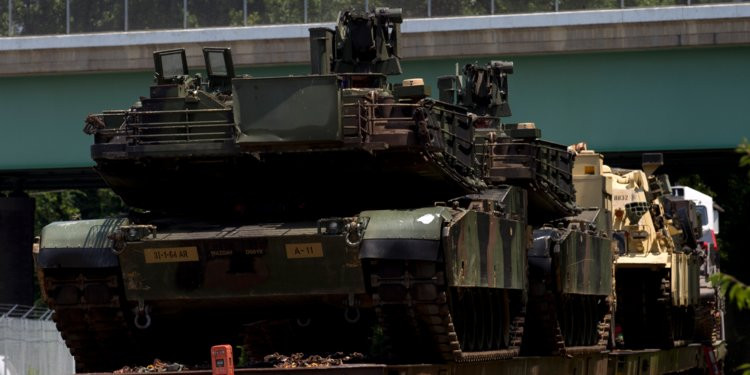 Xe tăng chủ lực chiến trường được đưa tới Washington DC bằng tàu hoả sau đó được kéo tới Nhà Trắng bằng đường bộ. Nguồn ảnh: BI.