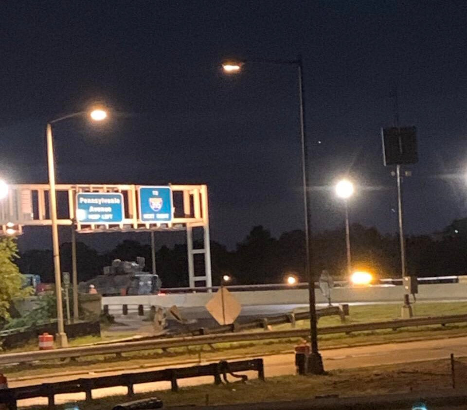 Từ đầu tháng 7, một loạt các loại thiết giáp khủng của Mỹ đã được kéo tới Washington DC bằng đủ các loại phương tiện khác nhau bao gồm cả đường bộ lẫn đường sắt. Nguồn ảnh: BI.