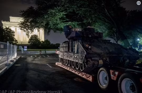 Dàn xe chiến đấu bộ binh Bradley được kéo tới Washington DC và được đỗ ngay ngắn trong một bãi đỗ xe giữa thành phố. Nguồn ảnh: BI.