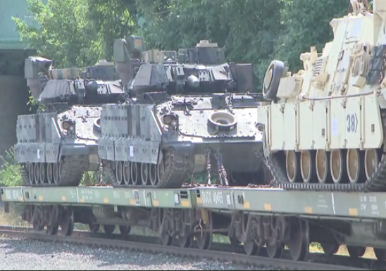 Loại xe chiến đấu bộ binh Bradley này có trọng lượng từ 25 tới 30 tấn tuỳ từng phiên bản - một con số khá đáng sợ với tiêu chuẩn đường xá nội đô của Mỹ. Tuy nhiên xe tăng chủ lực M1A1 thậm chí còn có trọng lượng gấp đôi. Nguồn ảnh: BI.