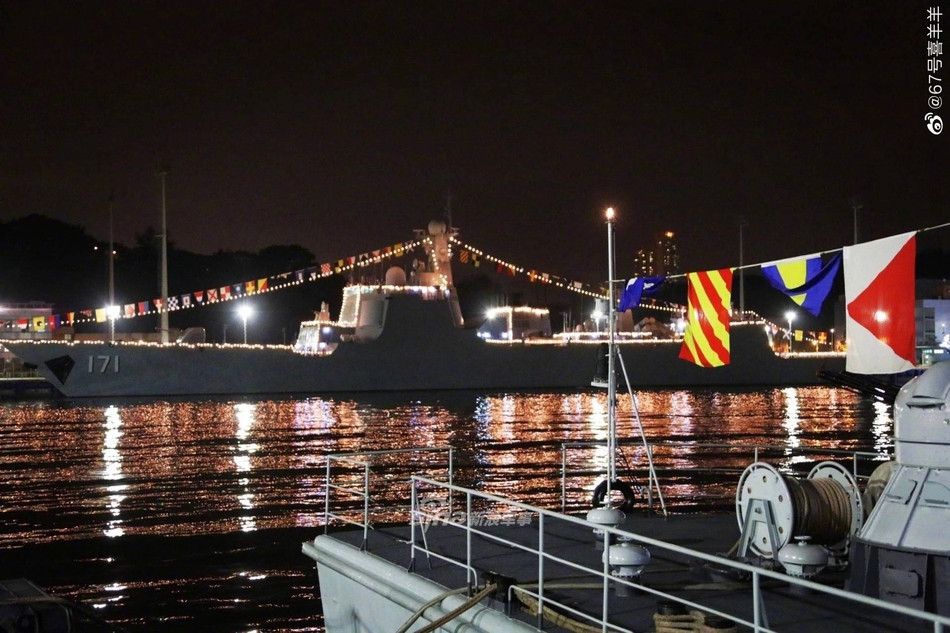 Năm 2014, khu trục hạm Hải Khẩu cũng tham gia tìm kiếm chiếc máy bay mất tích số hiệu MH370 của hãng hàng không Malaysia Airlines. Nguồn ảnh: Sina.